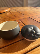 Carica l'immagine nel visualizzatore di Gallery, urne pour petit chien noire
