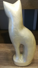 Carica l&#39;immagine nel visualizzatore di Gallery, Urna di gatto bianco perla
