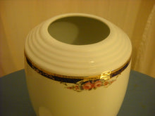 Carica l&#39;immagine nel visualizzatore di Gallery, Pottery Cremation Urn GAYA

