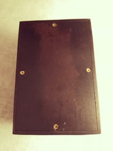 Carica l'immagine nel visualizzatore di Gallery, urne blacky vue du dessous
